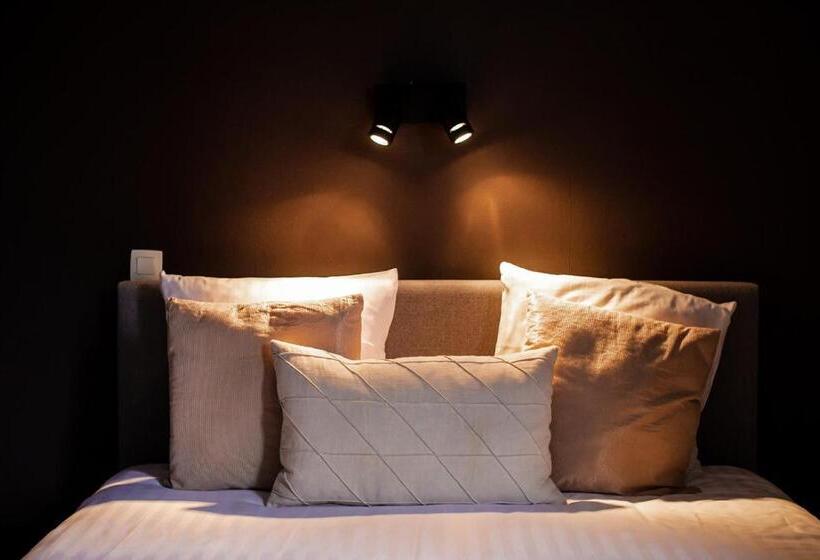 Standard Room, Rose Red