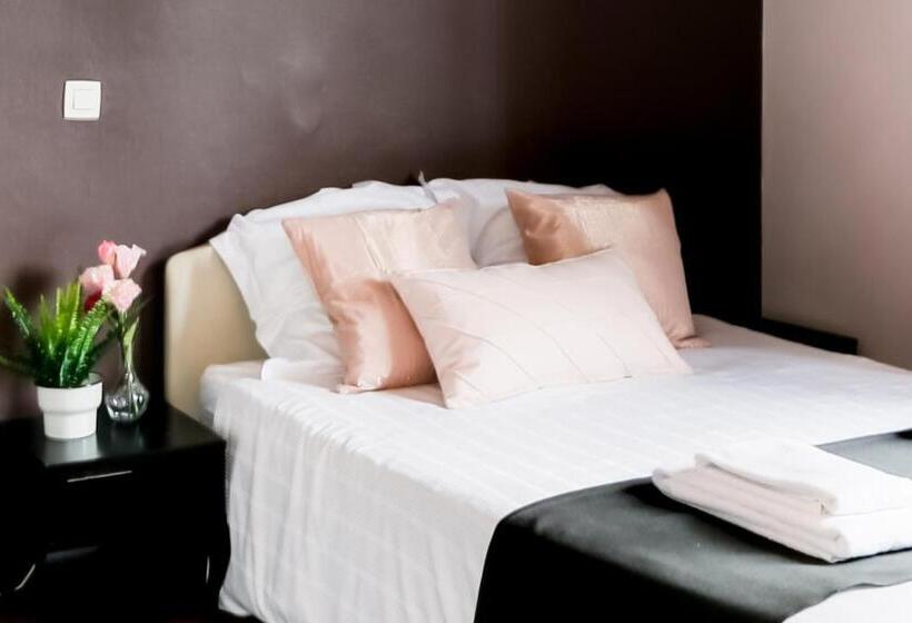Standard Triple Room, Rose Red