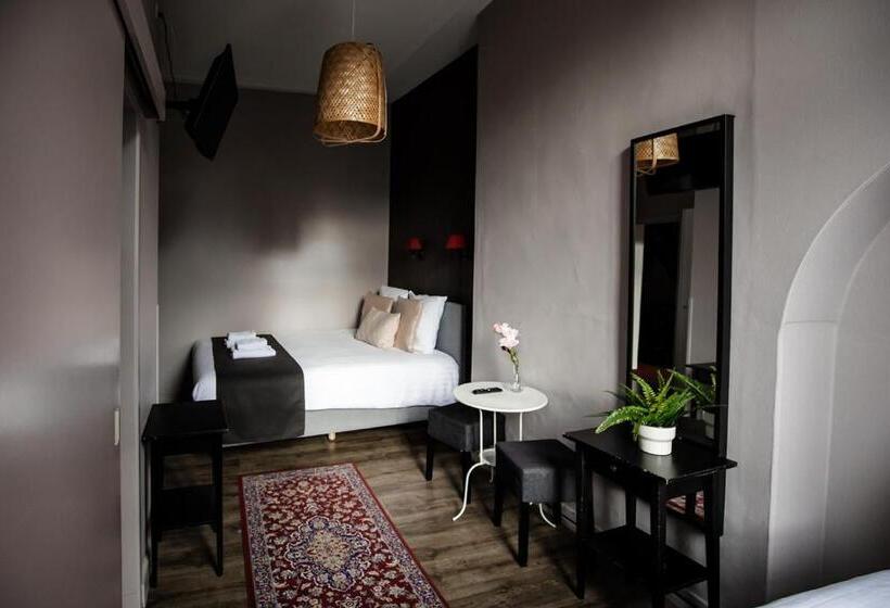 Standard Triple Room, Rose Red