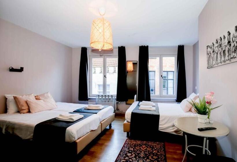 Standard Quadruple Room, Rose Red