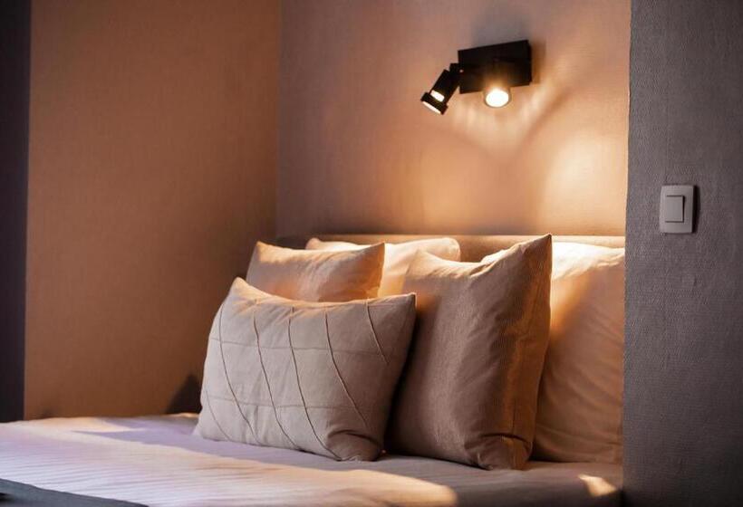 Basic Room, Rose Red
