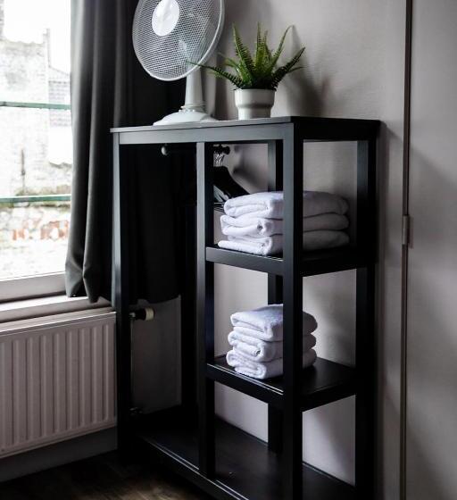 Basic Room, Rose Red
