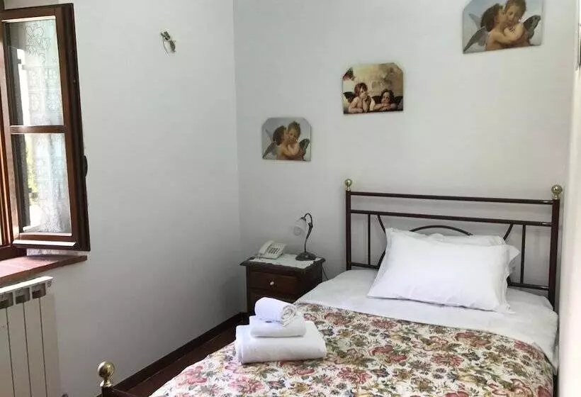 Standard Yhden Hengen Huone, Villa Schiatti