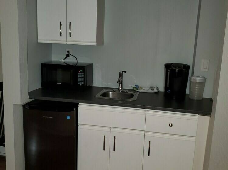 استودیوی لوکس, Celadon Lodge