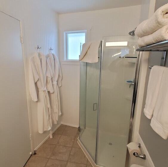 استودیوی لوکس, Celadon Lodge