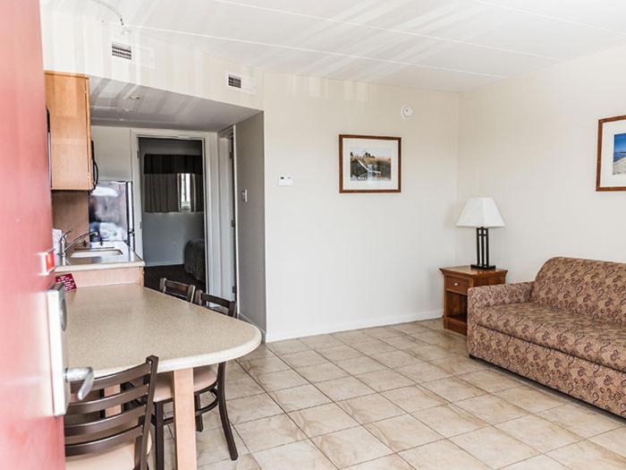 带大床的复式套间, Desert Sand Resort