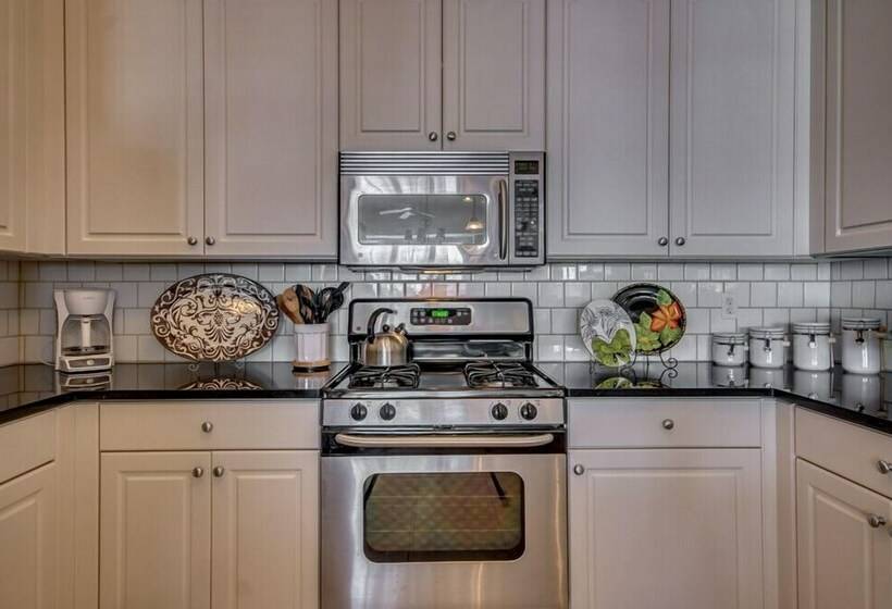 Апартаменты Deluxe 3 Спальни, Hemingways By The Sea