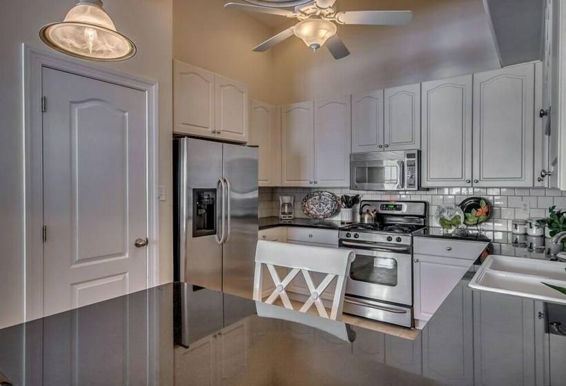 Апартаменты Deluxe 3 Спальни, Hemingways By The Sea