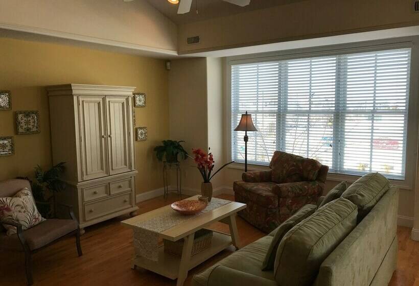 Апартаменты Deluxe 3 Спальни, Hemingways By The Sea