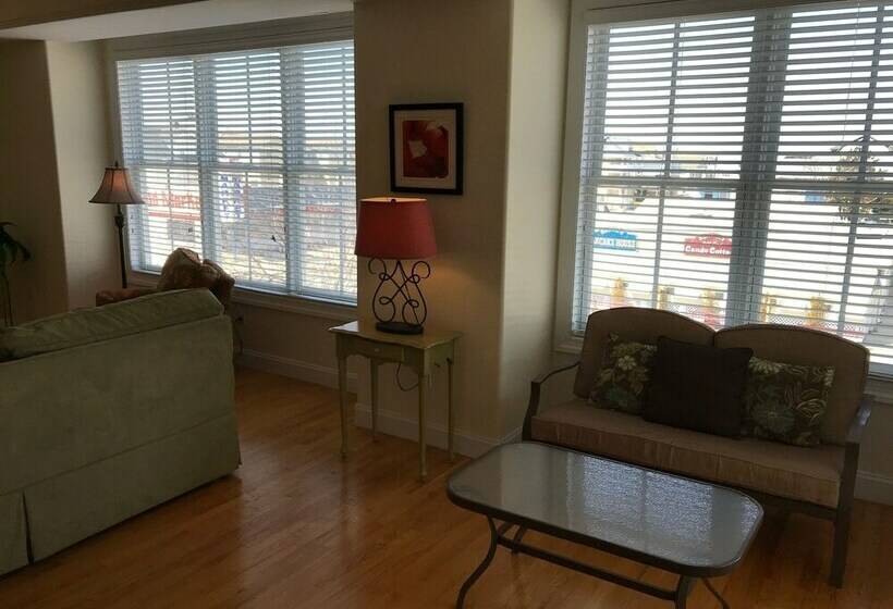 Апартаменты Deluxe 3 Спальни, Hemingways By The Sea