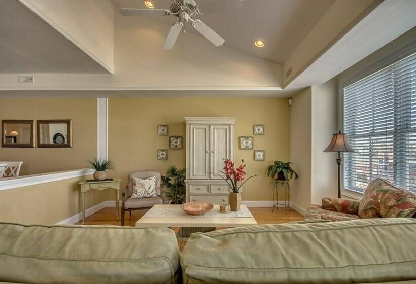 Апартаменты Deluxe 3 Спальни, Hemingways By The Sea