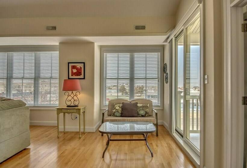 Апартаменты Deluxe 3 Спальни, Hemingways By The Sea