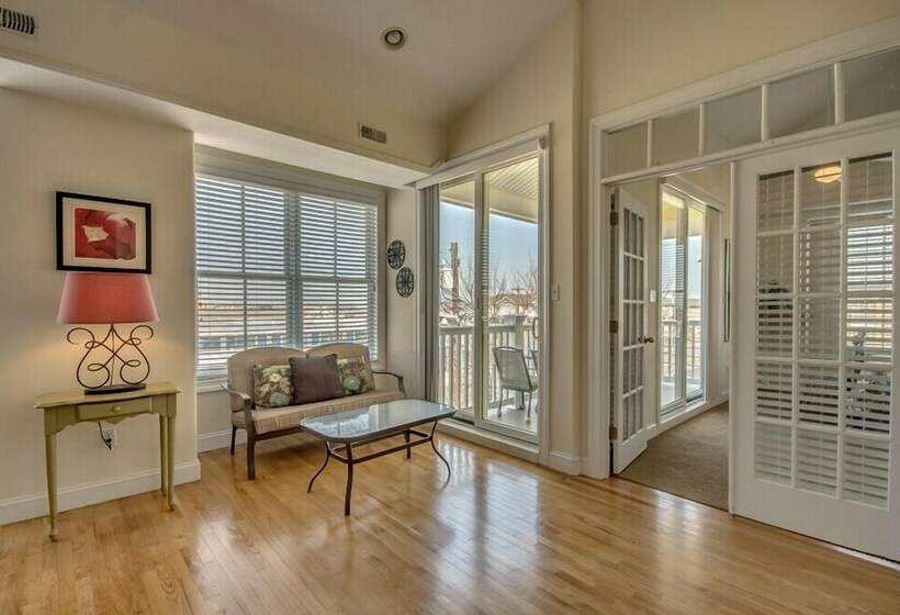 Апартаменты Deluxe 3 Спальни, Hemingways By The Sea