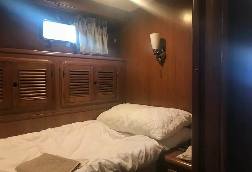 Talo 4 Makuuhuonetta, Motor Yacht Calypso
