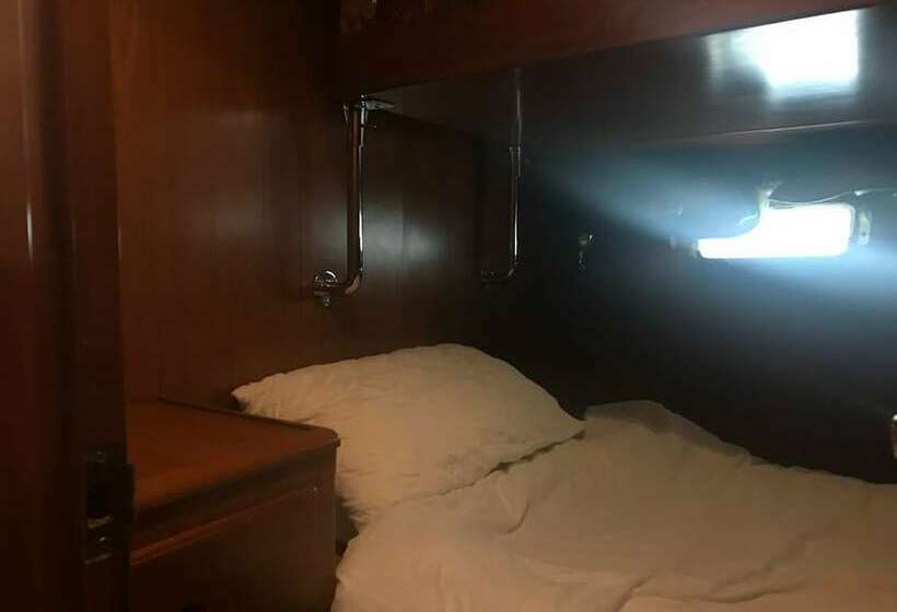 בית, 4 חדרי שינה, Motor Yacht Calypso