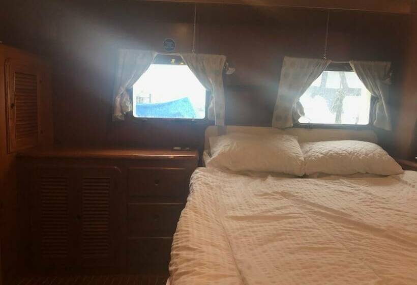 בית, 4 חדרי שינה, Motor Yacht Calypso