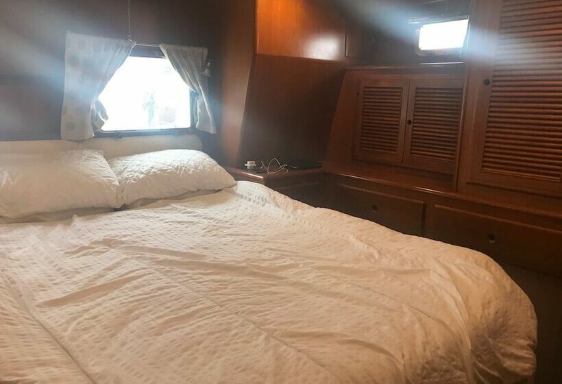 בית, 4 חדרי שינה, Motor Yacht Calypso