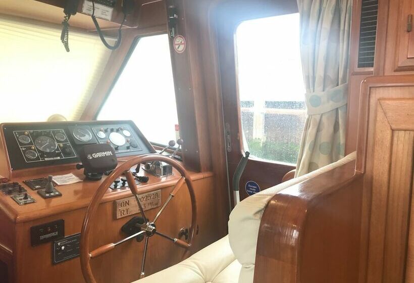 בית, 4 חדרי שינה, Motor Yacht Calypso