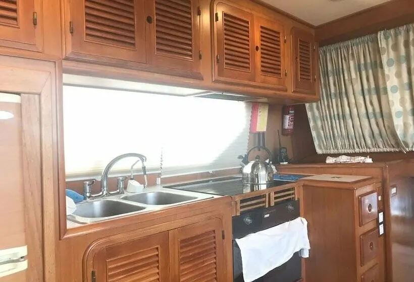 Talo 4 Makuuhuonetta, Motor Yacht Calypso