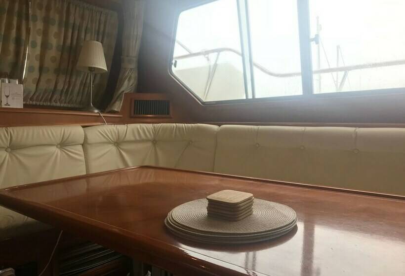בית, 4 חדרי שינה, Motor Yacht Calypso