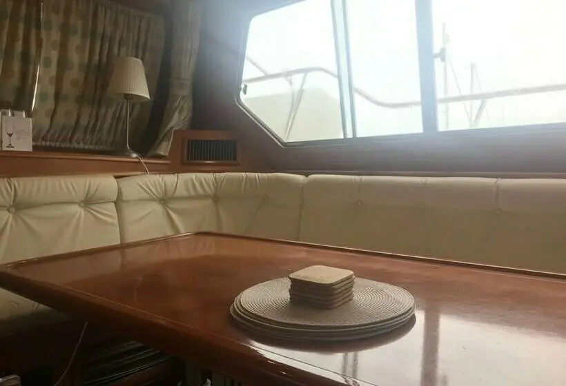 Talo 4 Makuuhuonetta, Motor Yacht Calypso