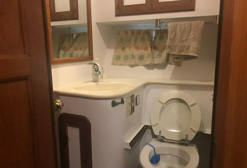 בית, 4 חדרי שינה, Motor Yacht Calypso