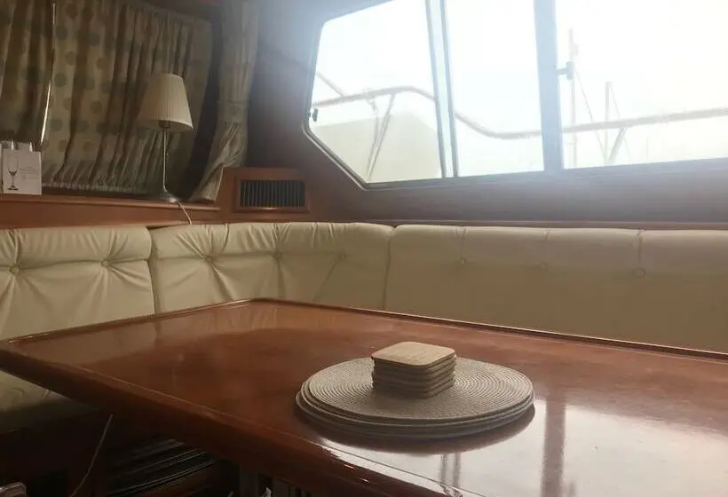 Talo 4 Makuuhuonetta, Motor Yacht Calypso