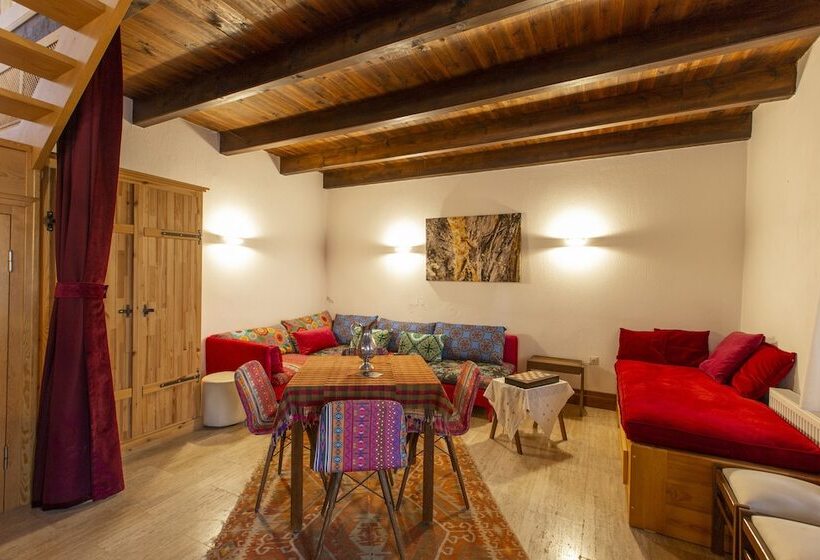 کلبه ییلاقی, Mavras Tas Odalar