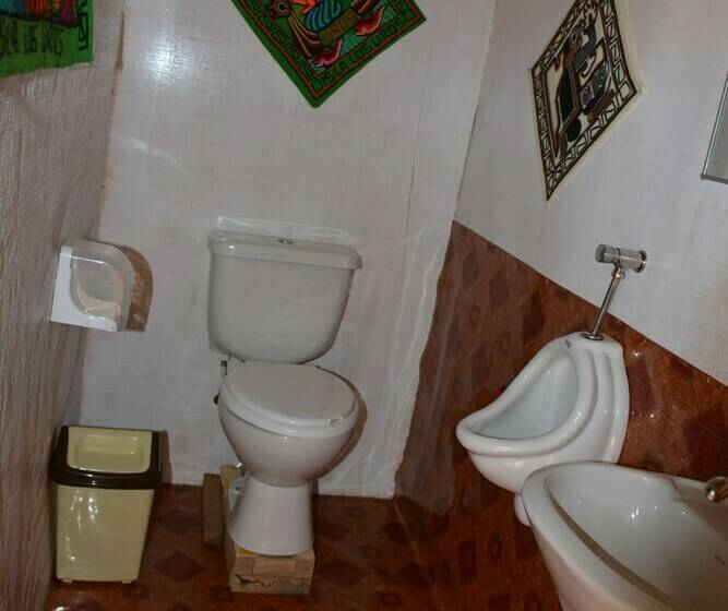 اتاق رمانتیک, Uros Aruntawi Lodge