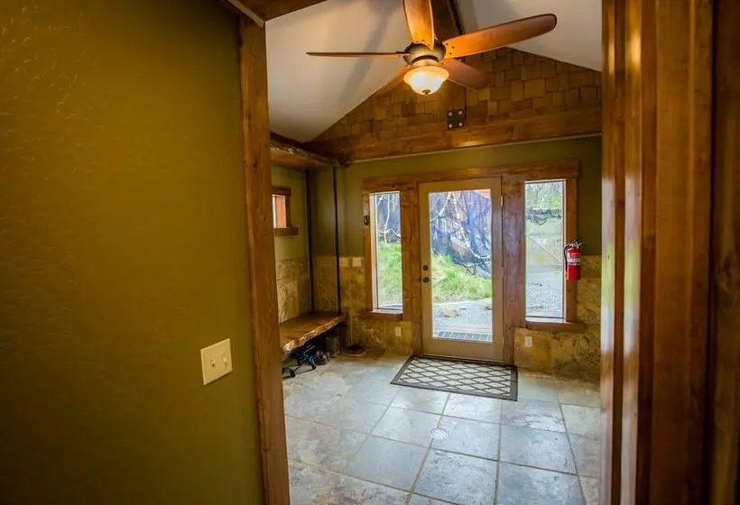 ３ベッドルームハウス, Baycrest Lodge