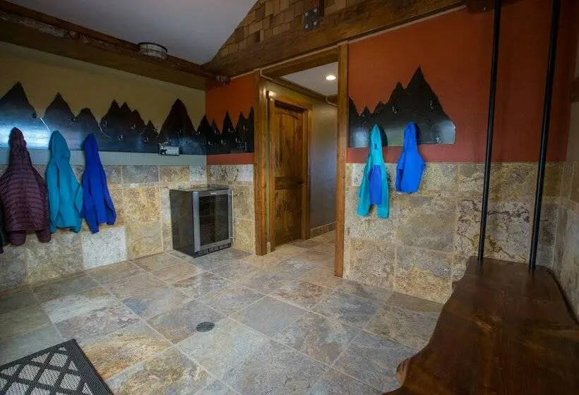 ３ベッドルームハウス, Baycrest Lodge