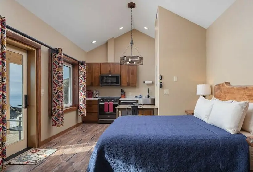 デラックスキャビン, Baycrest Lodge