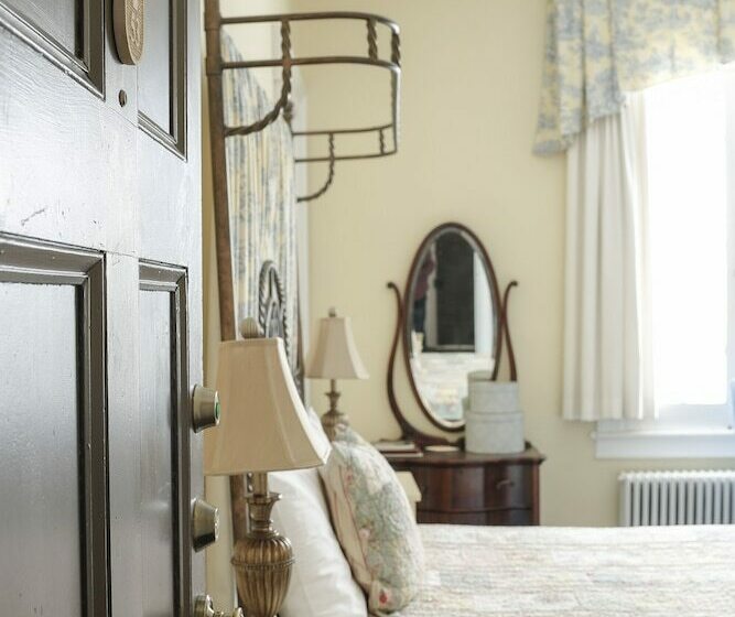 スタンダードルーム, Beekman Arms And Delamater Inn