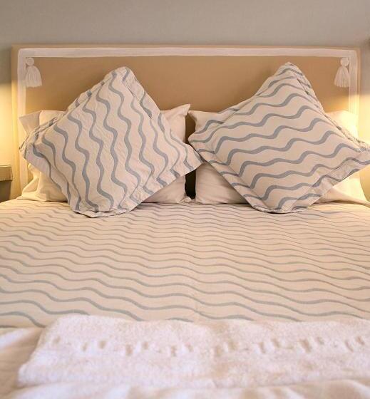 اتاق اساندارد با چشم‌انداز جانبی به دریا, Zefiros Traditional