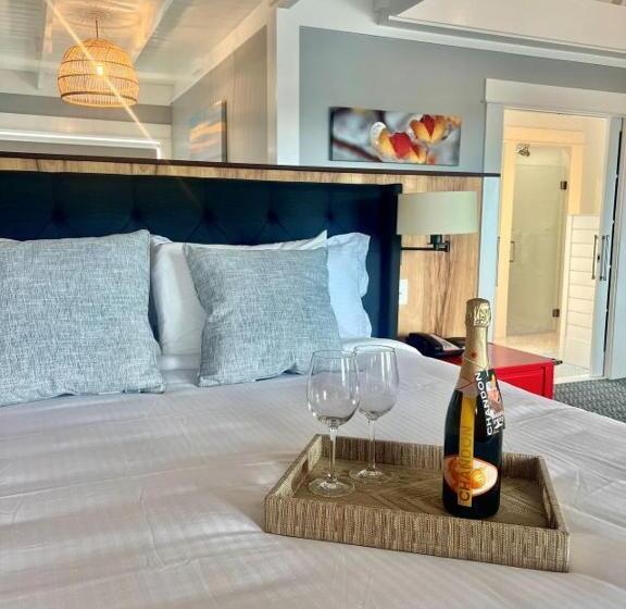 جناح جونيور, The Hotel At Cape Ann Marina