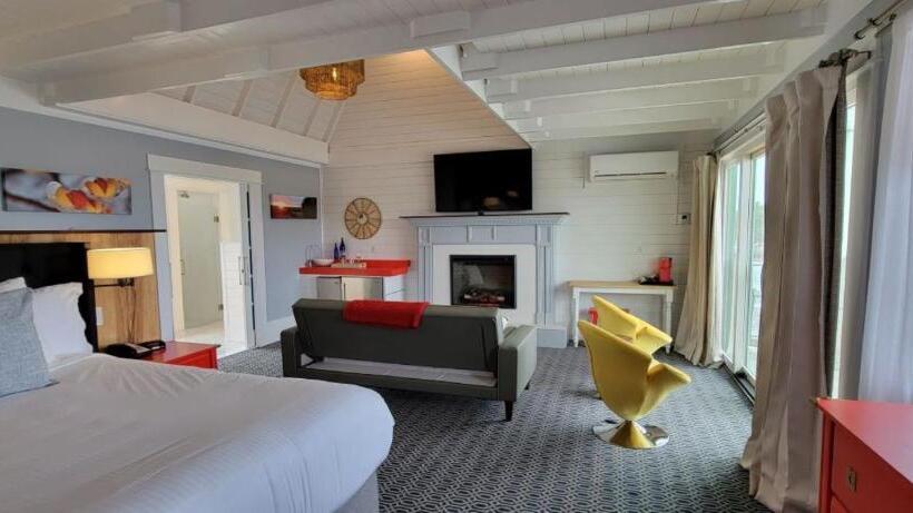 جناح جونيور, The Hotel At Cape Ann Marina