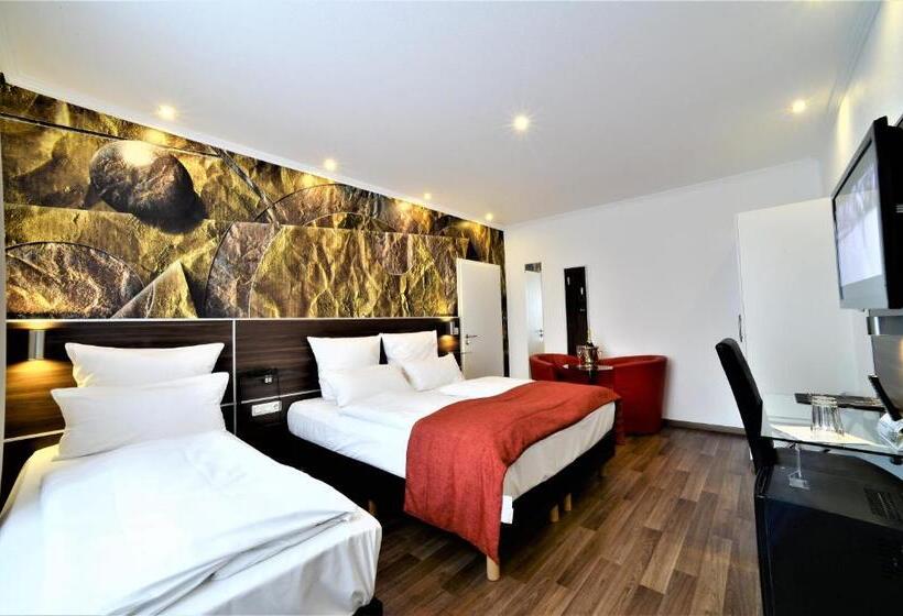 标准三人间, Ascot