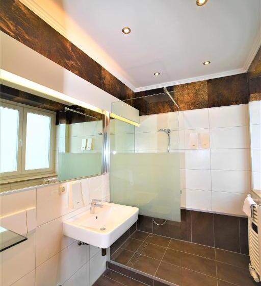 标准单人间, Ascot