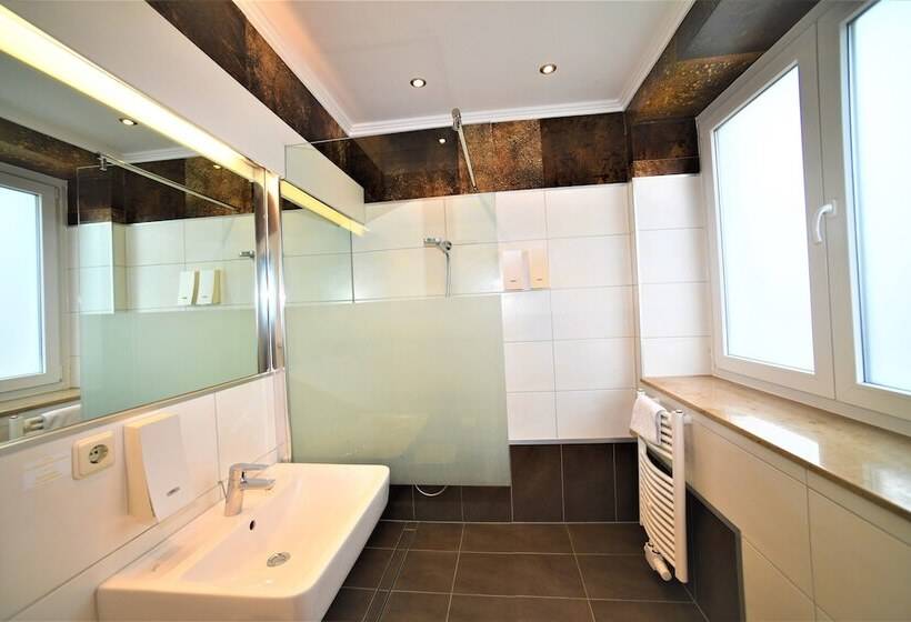 スタンダードトリプルルーム, Ascot