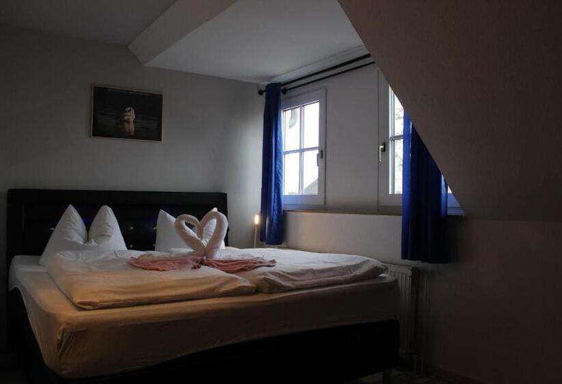 غرفة قياسية ثلاثية, Hof Von Oldenburg