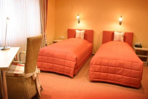 غرفة قياسية, Zur Linde