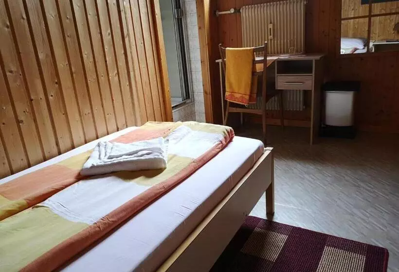 اتاق استاندارد یک تخته با سرویس بهداشتی مشترک, Zum Erbacher Hof