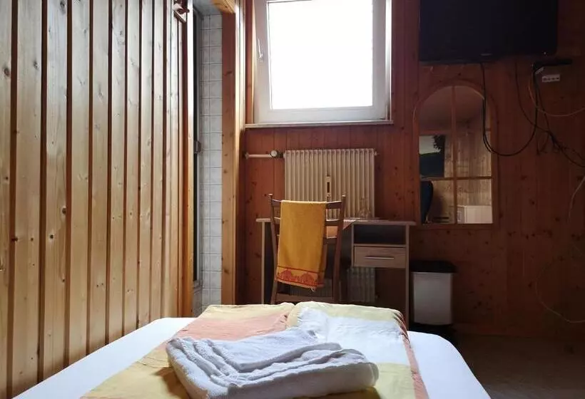 اتاق استاندارد یک تخته با سرویس بهداشتی مشترک, Zum Erbacher Hof