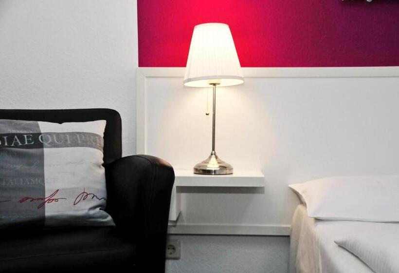 Номер Стандарт, Zum Brunnen