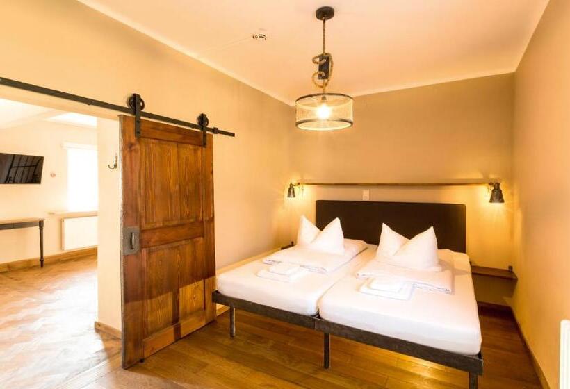 סוויטה, Knast Hotel Fronfeste