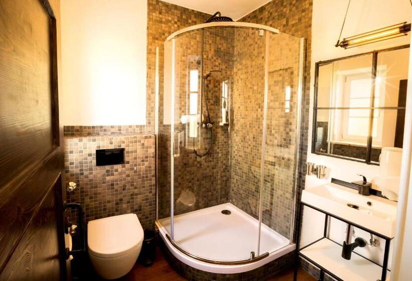 סוויטה, Knast Hotel Fronfeste