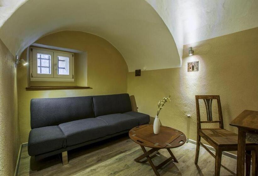 סוויטה, Knast Hotel Fronfeste