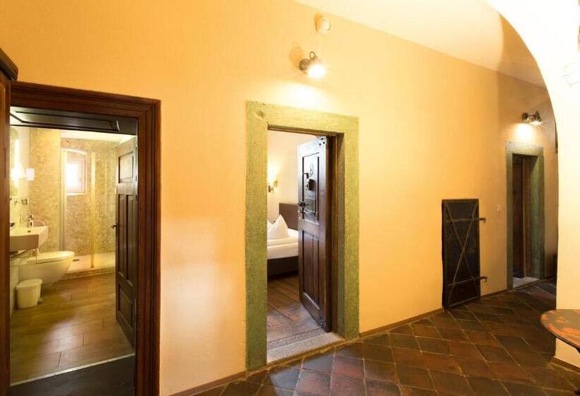 חדר משפחתי, Knast Hotel Fronfeste