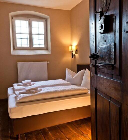 חדר משפחתי, Knast Hotel Fronfeste