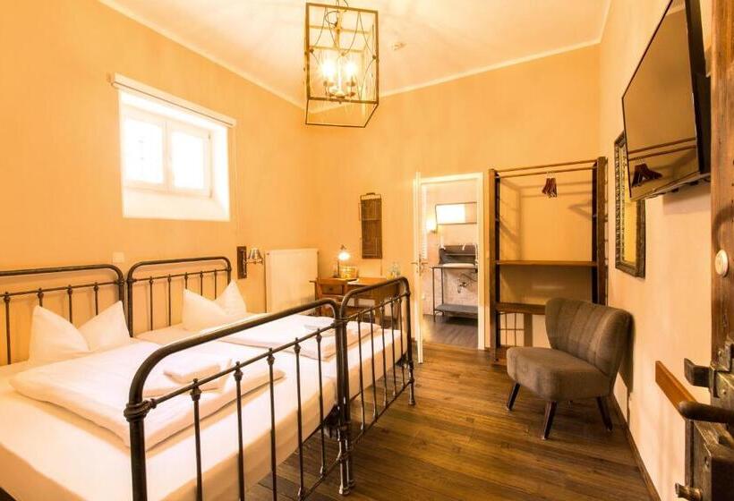 חדר דלוקס, Knast Hotel Fronfeste